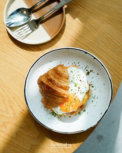 Fried Chicken & Cheese Croissant