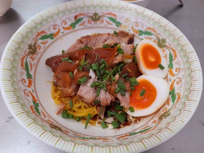 ก๋วยเตี๋ยวแห้งขาหมู