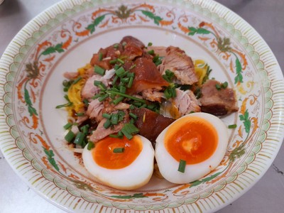 ก๋วยเตี๋ยวแห้งขาหมู