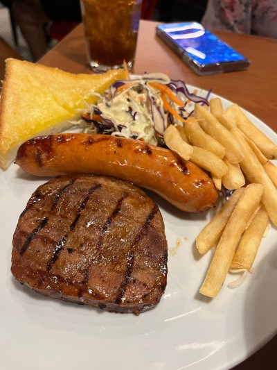 สเต็กหมูพริกไทยดำและไส้กรอกหมูรมควัน