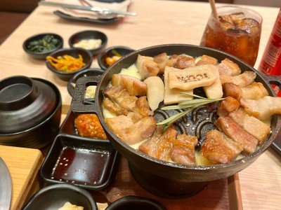 ชุดหมูสามชั้นปิ้งย่าง เสิร์ฟพร้อมข้าวแบบเกาหลี