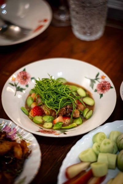 ยำสตรอเบอรี่กะปิหมูหวาน