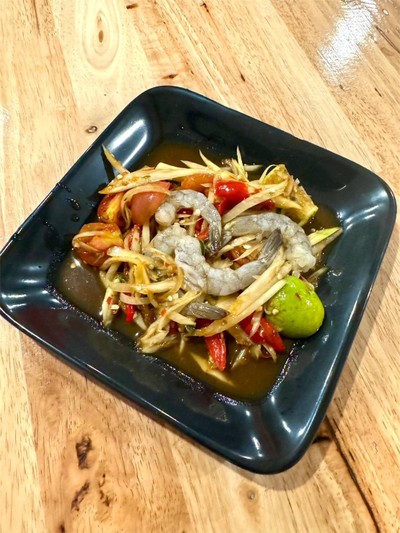 ส้มตำใส่กุ้งรสชาติจัดจ้าน