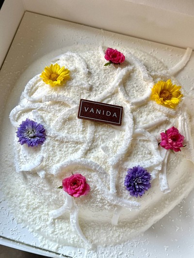 Molten coconut fresh cream cake