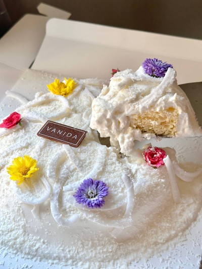 Molten coconut fresh cream cake