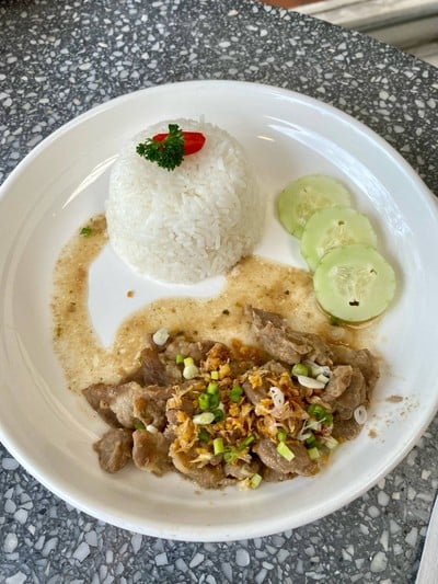 ข้าวหมูกระเทียม