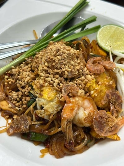 ผัดไทยกุ้งกรอบกุ้งสด