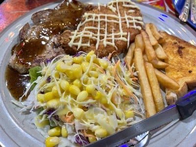 สเต็กหมูพริกไทยดำ + ไก่ทอด