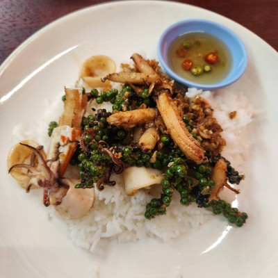 พริกไทยอ่อนปูหมึกราดข้าว