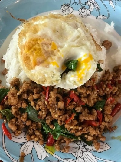 กะเพราหมูสับไข่ดาว