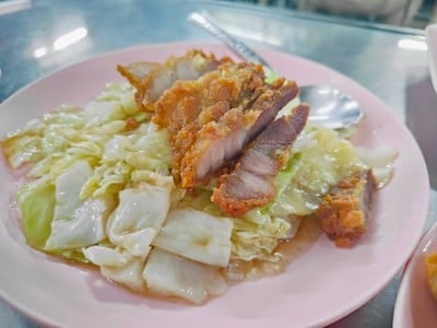 กะหล่ำปลีน้ำปลาหมูกรอบ