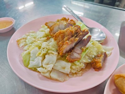 กะหล่ำปลีน้ำปลาหมูกรอบ