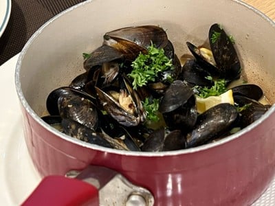 หอยแมลงภู่ฝรั่งเศสอบไวน์ขาว