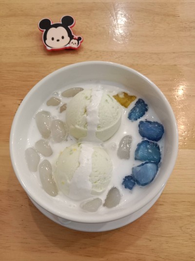 ไอศกรีมรวมมิตร เพิ่มท้อปปิ้ง3อย่าง อร่อย หวานไม่มาก