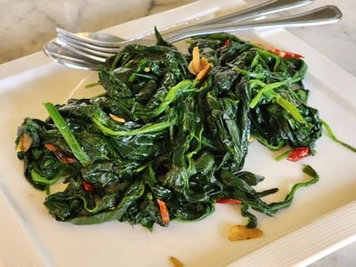 ผักโขมผัดน้ำมันมะกอก