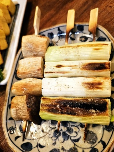 ต้นหอมญี่ปุ่นกับเห็ดเออรินจิย่างเกลือ