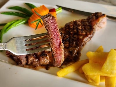 สเต็กเนื้อออสเตรเลียนสตริปลอยน์