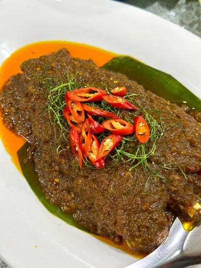 ปลากะพงทอดเครื่อง