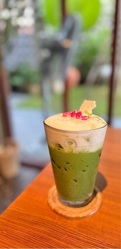 🍵 Iced Zenryoku Matcha Latte. (Price 120 Baht.)