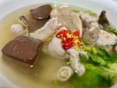เกาเหลาเลือดหมู(ไส้ เซ่งจี๊ ตับ เลือด หมูนุ่ม หมูบะช่อ)