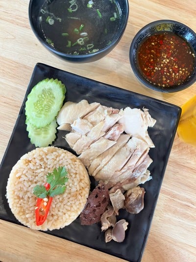 ข้าวมันไก่(พิเศษ)ใช้ข้าวญี่ปุ่นเกรดพรีเมี่ยม