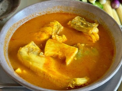 แกงเหลืองปลากะพงยอดมะพร้าว