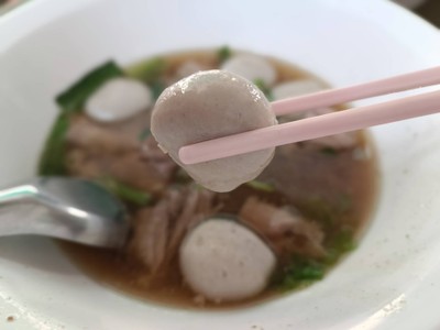 เมนูของร้าน ก๋วยเตี๋ยวเนื้อเจ๊ผอม ตลาดปีระกา