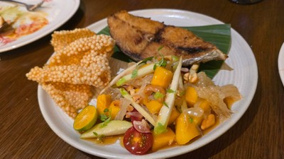 ยำผลไม้เสิร์ฟพร้อมกับปลาอินทรีย์ย่าง และข้าวเกรียบสาคูทอด
