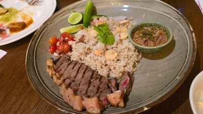 ข้าวผัดมันเนื้อเสิร์ฟพร้อมเนื้อเซยรอยด์