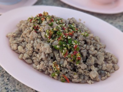 หมูสับปลาเค็มโรยพริกสด