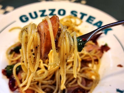 สปาเก็ตตี้ผัดพริกแห้งไส้กรอกหมูรมควัน