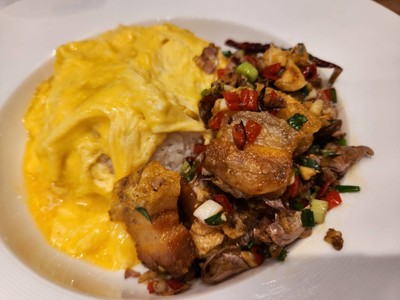 ข้าวหมูกรอบผัดพริกเกลือไข่ข้น