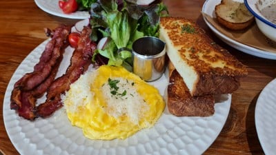 ชุดอาหารเช้า มูน ไข่คน เบค่อน