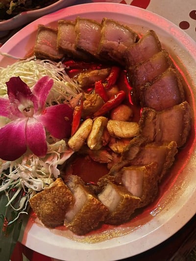 หมูกรอบคั่วพริกไทยอ่อน