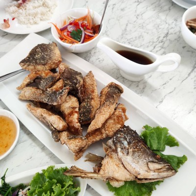 ปลากระพงทอดราดน้ำปลา