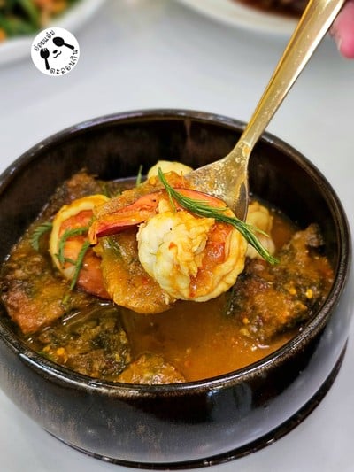 แกงส้มกุ้งชะอมไข่