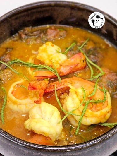 แกงส้มกุ้งชะอมไข่