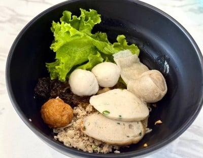 บะหมี่แห้งก๋วยเตี๋ยวเครื่องปลา