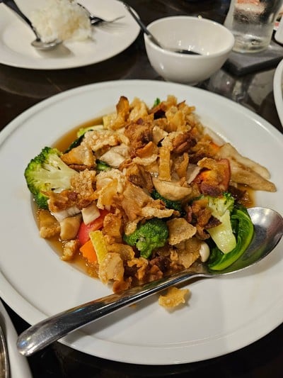 ผัดผักรวมกากหมูเจียว