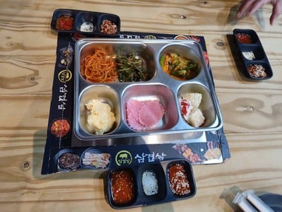 อาหาร หรือ เครื่องดื่ม