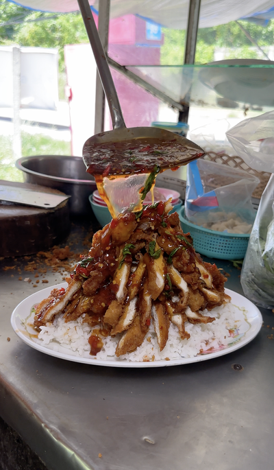 กระเพราไก่กรอบภูเขาไฟ