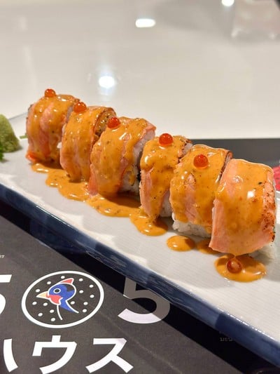 สไปซี่แซลม่อนโรล