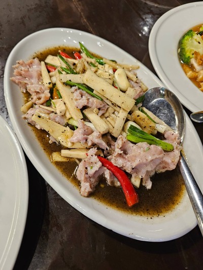 ลูกชิ้นปลากรายผัดพริกไทยดำยอดมะพร้าวอ่อน