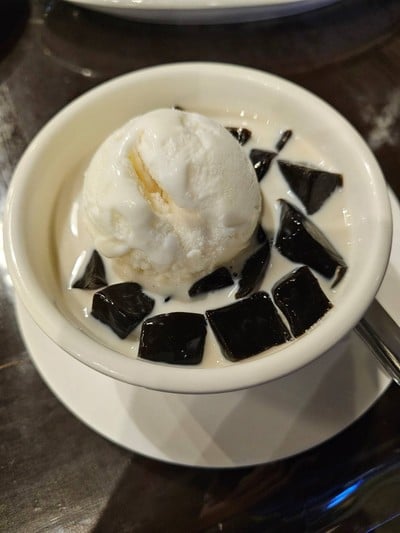 ไอศครีมกะทินมสดเฉาก๊วย