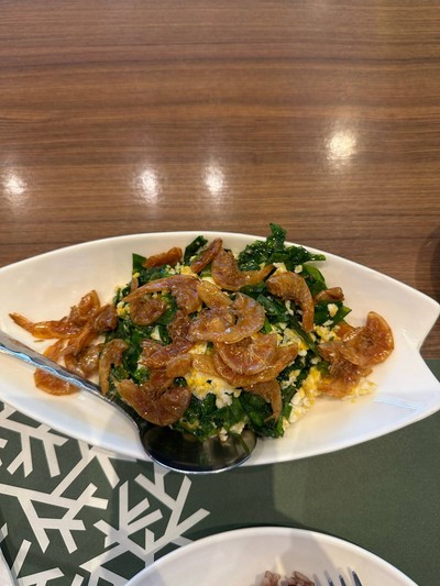 ใบเหลียงผัดไข่ใส่กุ้งเสียบ