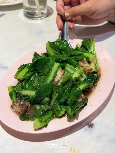 แขนงผัดหมูกรอบ