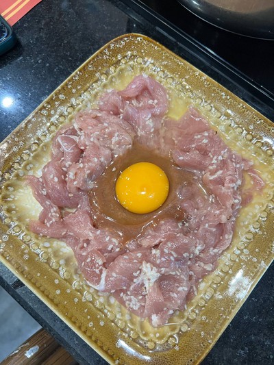 หมูตอกไข่