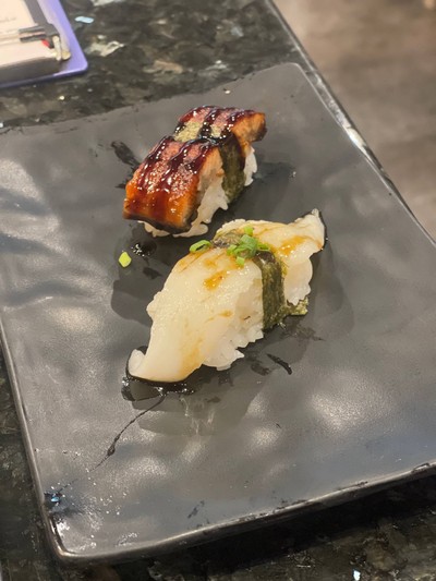 ซูชิหน้าปลาไหลและครีบปลาตาเดียว
