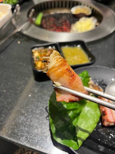 เบคอนพันเห็ดเข็มทอง