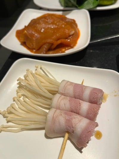 เบคอนพันเห็ดเข็มทอง